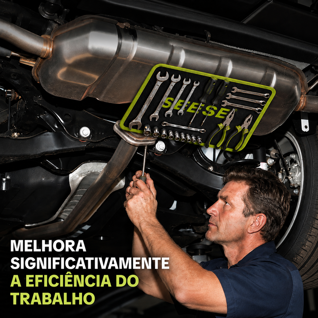 Tapete magnético fixado sob o carro segurando ferramentas durante o serviço